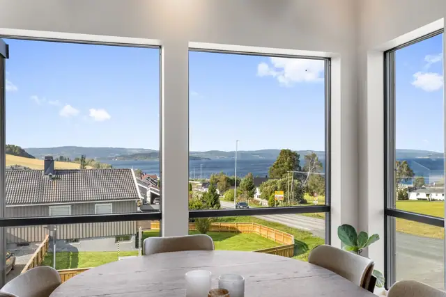 Fra stue og veranda har man svært flott utsikt.