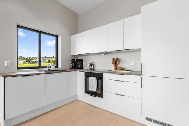 Kjøkken fra JKE Design. Godt med skap og benkeplass.