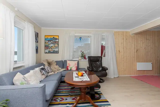 Fra stua er det utgang til sørvendt takoverbygd balkong.