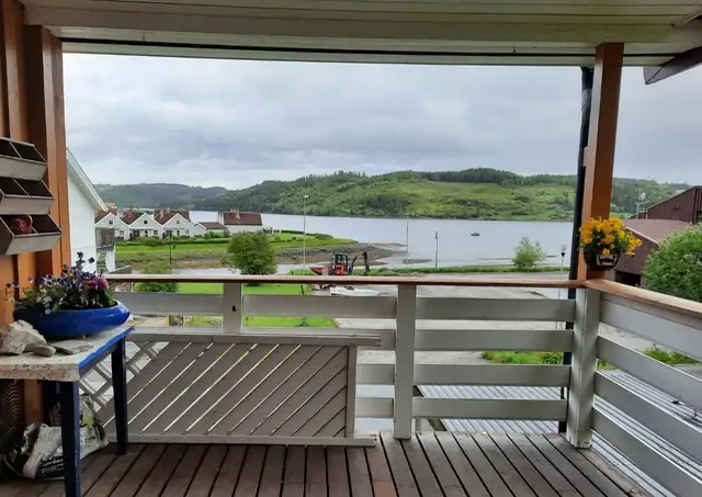 Koselig takoverbygd veranda. (Bilde tatt av selger)