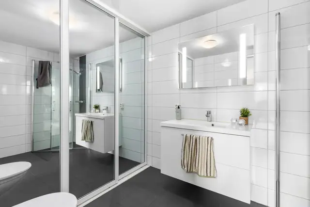 Bak skyvedørene er det god plass til blant annet vaskemaskin - en praktisk og fin løsning!