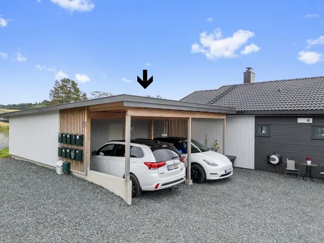 Med leiligheten følger en carport, med tilhørende bod i bakkant.