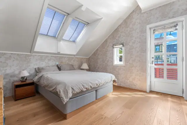 Hovedsoverom på 12m² med god plass for seng og garderobe. Utgang til balkong med sol fra tidlig morgen.