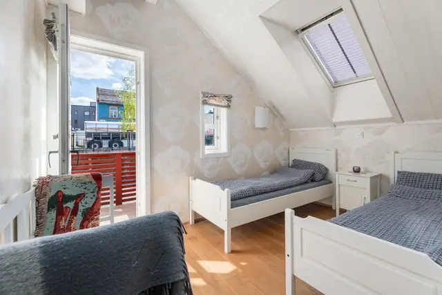 Soverom på 7m². Også her har man utgang til balkong med sol fra tidlig morgen.