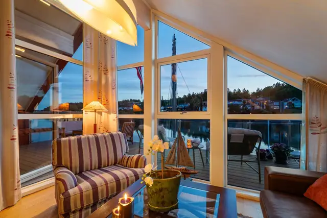 Fra stue har man utgang til solrik og skjermet veranda.