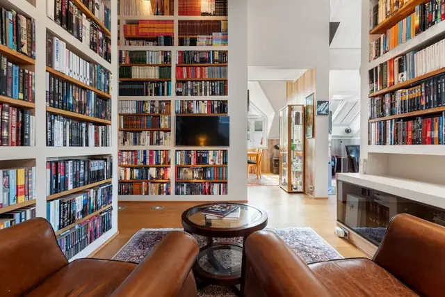 Adskilt del av stue som er benyttet som bibliotek.
