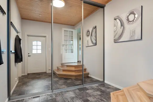 Man ønskes velkommen inn i en romslig gang med varme i gulv skyvedørsgarderobe. Direkte adkomst fra dobbelgarasje.