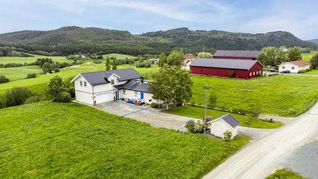 Stor og pent opparbeidet tomt på nesten knapt 1,3 mål.