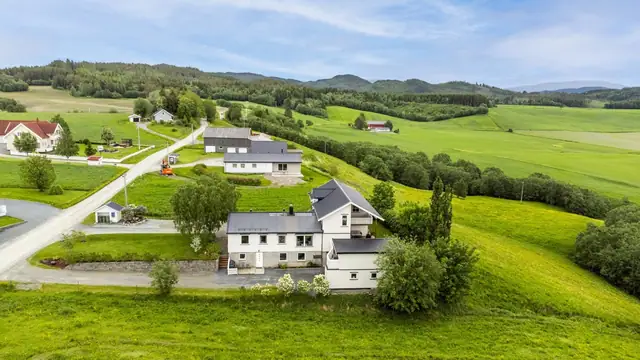 Eiendommen ligger fritt til, usjenert uten innsyn fra nærliggende boliger.