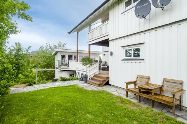 Det er etablert flere fine uteplasser rundt boligen.