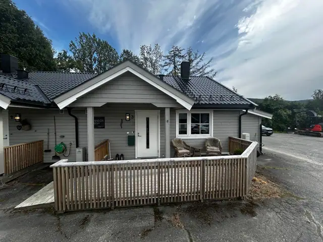 Parktisk & velholdt endeleilighet med enkel adkomst. Helt ny butikk, restaurant og frisør like ved. Parkeringsplass.