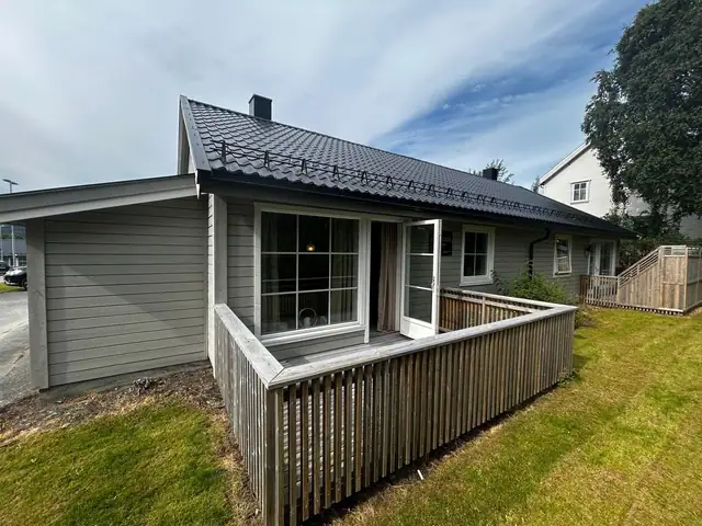 Parktisk & velholdt endeleilighet med enkel adkomst. Helt ny butikk, restaurant og frisør like ved. Parkeringsplass. — bilde 13