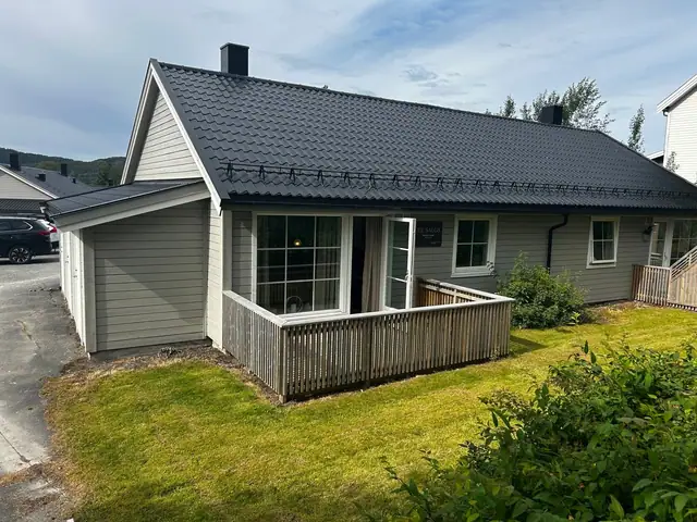 Parktisk & velholdt endeleilighet med enkel adkomst. Helt ny butikk, restaurant og frisør like ved. Parkeringsplass. — bilde 3