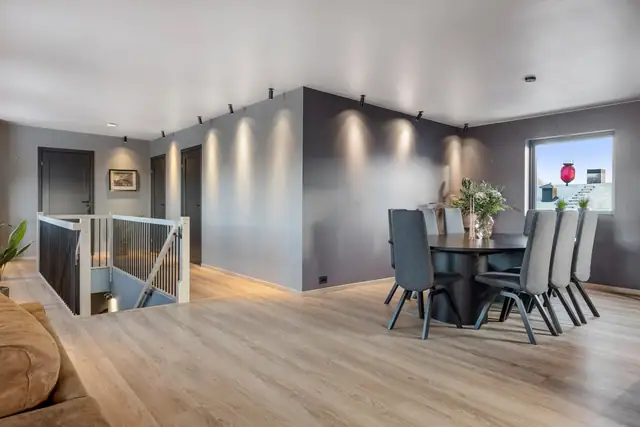 Spiseplass i tilknytning til kjøkken og stue.