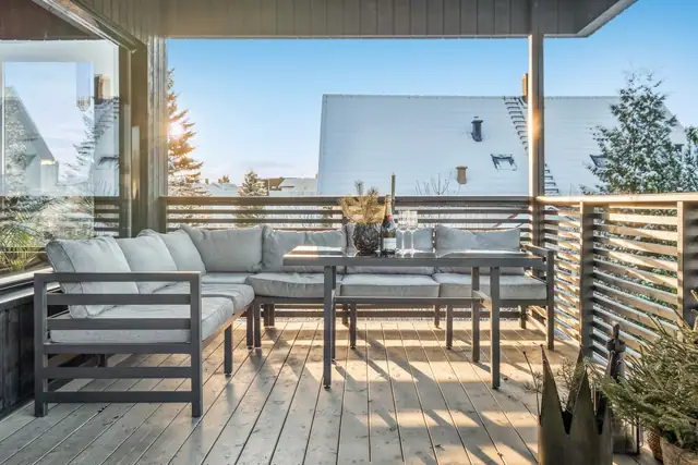 Solrik terrasse med gode møbleringsmuligheter og hyggelig utsyn mot nærområdet.