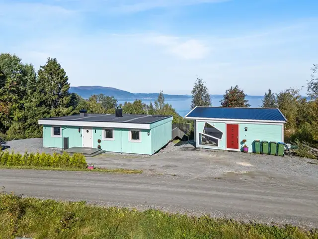 Solrik eiendom beliggende landlig til i Mosvika. Vakker sjøutsikt og sol fra morgen til kveld.