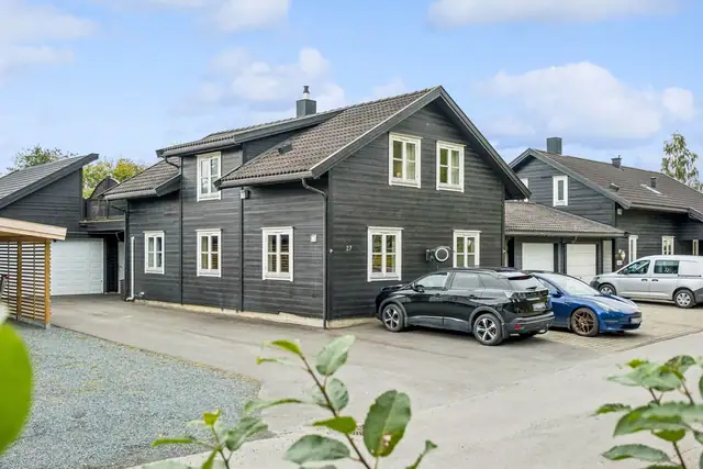 Innholdsrik enebolig med nyere dobbelgarasje, takterrasse og sentrumsnær beliggenhet. Gasspeis.