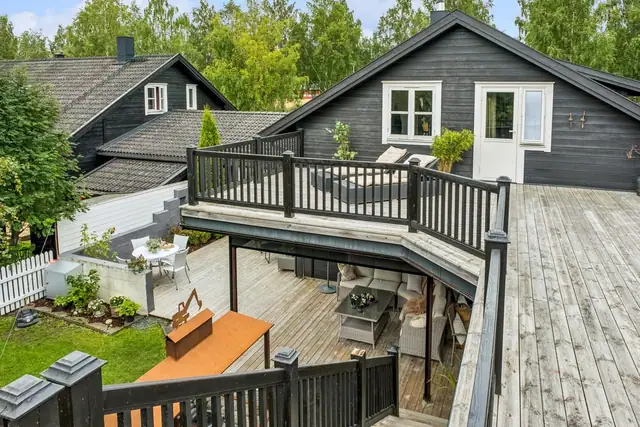 Eiendommen har både garasje og nyere dobbelgarasje med takterrasse tilknyttet boligen. Garasjene er isolerte og gir mange bruksmuligheter utover parkering