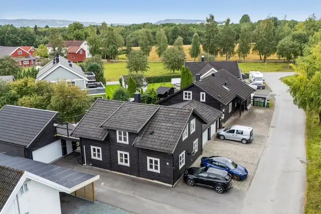Kort vei til sentrum, skole, barnehage og øvrige servicetilbud gjør dette til en svært praktisk bolig for hele familien. En innholdsrik eiendom med gode kvaliteter både inne og ute.