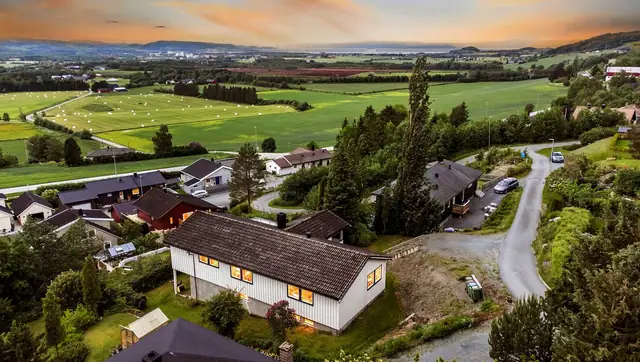 Innholdsrik enebolig med fantastiske sol- og utsiktsforhold. Stor terrasse. Usjenert beliggenhet. Garasje (fellesrekke)