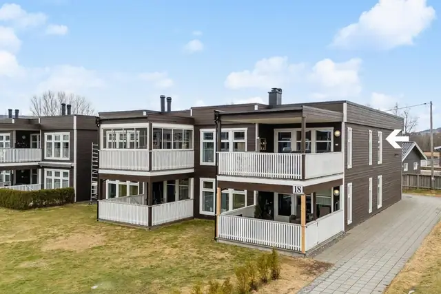 Innholdsrik & lettstelt 3-roms hjørneleil. Eget vaskerom. Vedfyring. Oppgradert standard. Takoverbygd veranda. Heis.