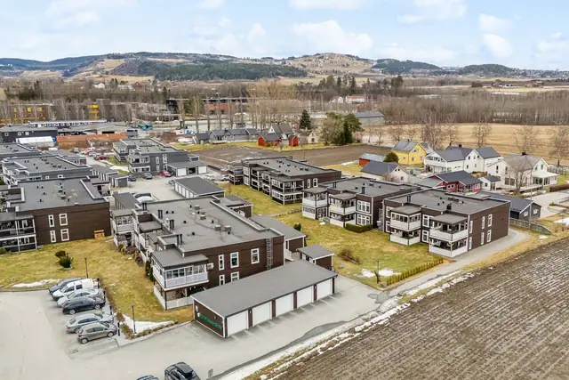 Innholdsrik & lettstelt 3-roms hjørneleil. Eget vaskerom. Vedfyring. Oppgradert standard. Takoverbygd veranda. Heis. — bilde 15