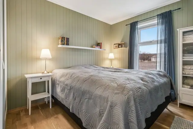Soverom med skyvedørsgarderobe med praktisk innredning montert i 2018 - utsikt mot utmarka