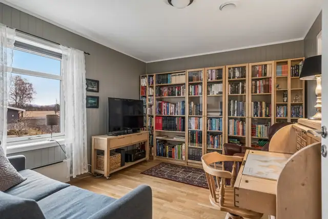 Soverom/tv-stue/bibliotek med eget walk in closet med plassbygd innredning