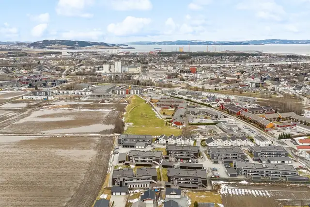 Innholdsrik & lettstelt 3-roms hjørneleil. Eget vaskerom. Vedfyring. Oppgradert standard. Takoverbygd veranda. Heis. — bilde 19