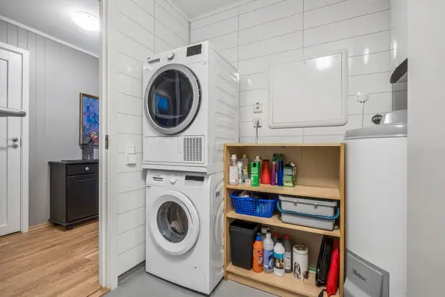 Praktisk vaskerom i tillegg til bad og eget gjestetoalett