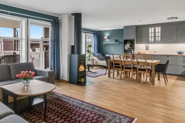 Åpen løsning med trivelig kjøkkenkrok.