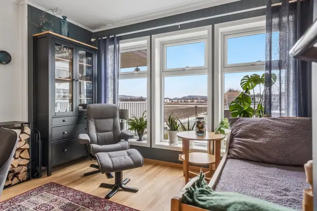Trivelig kjøkkenkrok i tillegg til spisebord.
