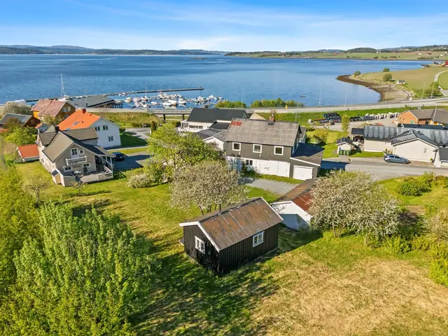 Innholdsrik enebolig med attraktiv beliggenhet. Stor selveid tomt på 1696m² med gode solforhold & flott utsikt.