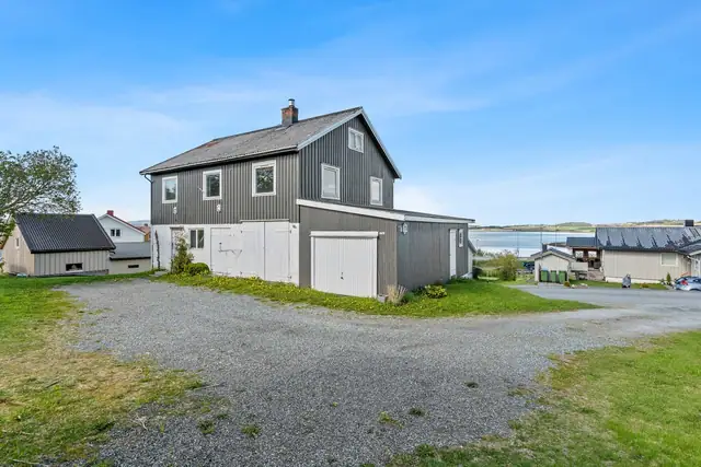 Innholdsrik enebolig med attraktiv beliggenhet. Stor selveid tomt på 1696m² med gode solforhold & flott utsikt. — bilde 12