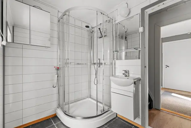 Innholdsrik enebolig med attraktiv beliggenhet. Stor selveid tomt på 1696m² med gode solforhold & flott utsikt. — bilde 13