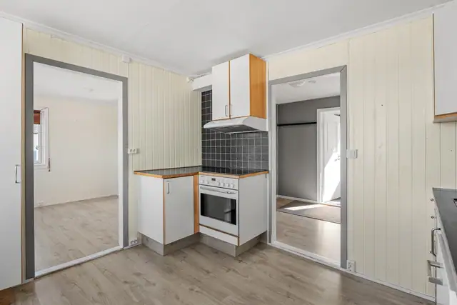 Innholdsrik enebolig med attraktiv beliggenhet. Stor selveid tomt på 1696m² med gode solforhold & flott utsikt. — bilde 16