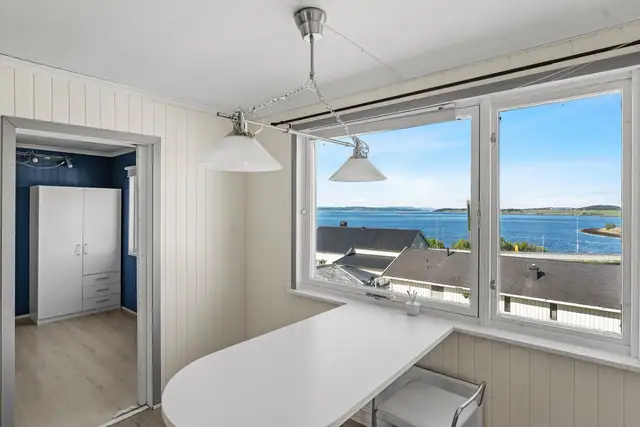 Kjøkken med spiseplass og flott utsyn mot fjorden.