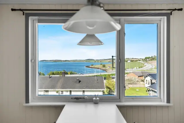 Her kan måltidene nytes med utsikt over fjorden og nærområdet.