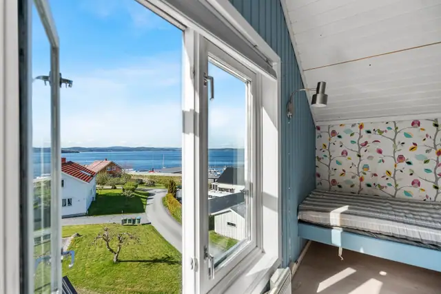 Innholdsrik enebolig med attraktiv beliggenhet. Stor selveid tomt på 1696m² med gode solforhold & flott utsikt. — bilde 19