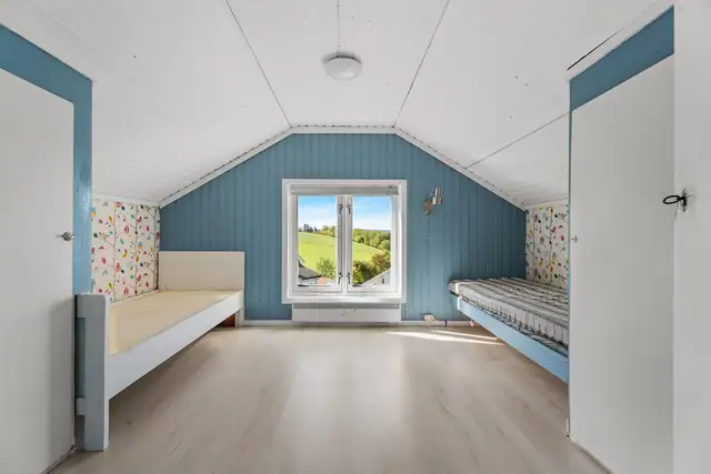 Romslig soverom med utsikt.God størrelse og fin takhøyde.