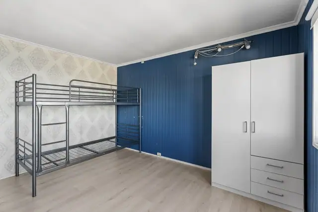 Innholdsrik enebolig med attraktiv beliggenhet. Stor selveid tomt på 1696m² med gode solforhold & flott utsikt. — bilde 22