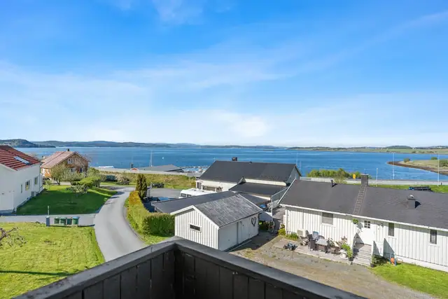 Stor tomt på ca. 1 695 m² gir rom for både lek og hage.