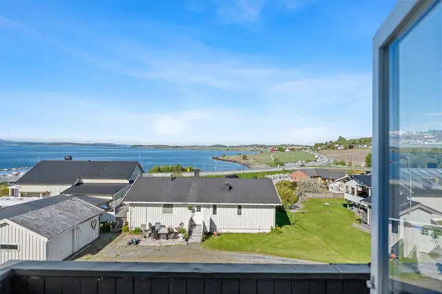 Innholdsrik enebolig med attraktiv beliggenhet. Stor selveid tomt på 1696m² med gode solforhold & flott utsikt. — bilde 5