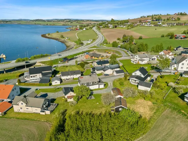 Innholdsrik enebolig med attraktiv beliggenhet. Stor selveid tomt på 1696m² med gode solforhold & flott utsikt. — bilde 8