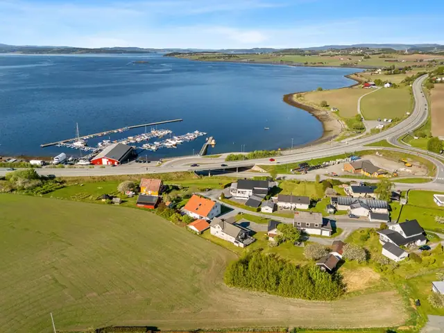 Innholdsrik enebolig med attraktiv beliggenhet. Stor selveid tomt på 1696m² med gode solforhold & flott utsikt. — bilde 9