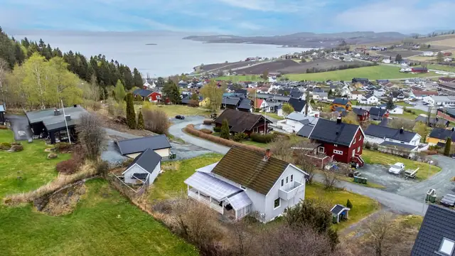 Innholdsrik & romslig enebolig. Flott utsikt & gode solforhold. Garasje & godt med lagringsplass.
