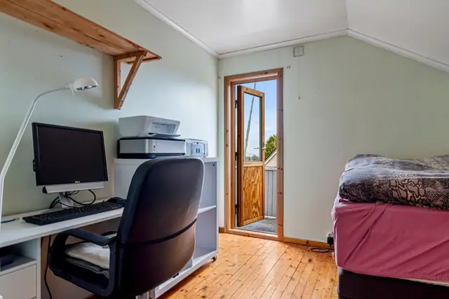 Innholdsrik & romslig enebolig. Flott utsikt & gode solforhold. Garasje & godt med lagringsplass. — bilde 18