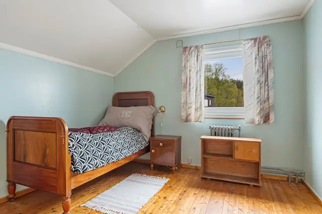 Soverommene er romslige og har plass for seng og garderobe.
