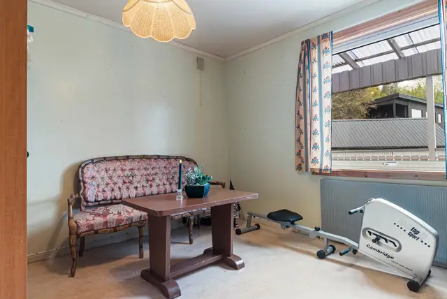 Innholdsrik & romslig enebolig. Flott utsikt & gode solforhold. Garasje & godt med lagringsplass. — bilde 22