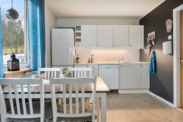 Adskilt kjøkken med plass for spisebord.